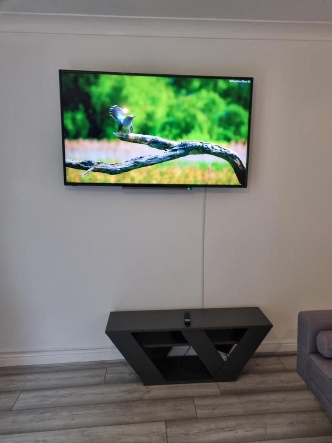 Maidstone Villa 3 Bedroom Free Sports Channels,Parking Sleeps 7 Kültér fotó